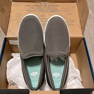 Grey Dr. Scholl’s Dreamy slip-on canvas sneakers. NWOT